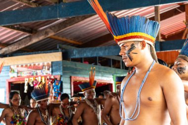 Manaus, Brezilya - 27 Aralık 2024: Dessana etnik grubunun Brezilyalı Amazon 'u, kültürlerini kendi topluluklarında turistlere sunuyor. Manaus şehri, Amazon eyaleti, Brezilya