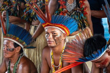 Manaus, Brezilya - 27 Aralık 2024: Dessana etnik grubunun Brezilyalı Amazon 'u, kültürlerini kendi topluluklarında turistlere sunuyor. Manaus şehri, Amazon eyaleti, Brezilya