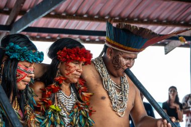 Manaus, Brezilya - 27 Aralık 2024: Dessana etnik grubunun Brezilyalı Amazon 'u, kültürlerini kendi topluluklarında turistlere sunuyor. Manaus şehri, Amazon eyaleti, Brezilya