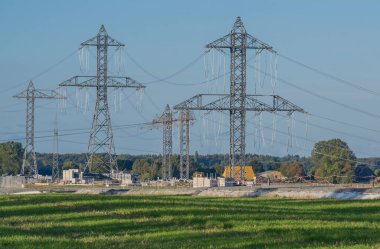 Enerji üretimi için elektrik şebekesindeki akımları özel olarak kontrol edecek bir faz şekil değiştirici sistemi kurulması