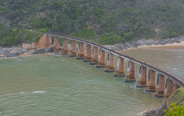位于南非印度洋沿岸的鳄鱼河 凯曼斯河上的铁路桥 — 图库照片
