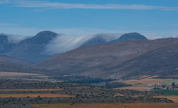 Oudtshoorn Güney Afrika yakınlarında yarı çöl manzarası ve dağlar