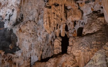 Soyut Cango Mağaraları, Oudtshoorn Güney Afrika yakınlarındaki bir mağara sistemidir.