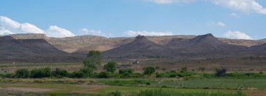 Oudtshoorn Güney Afrika yakınlarında yarı çöl manzarası ve dağlar