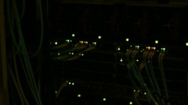 Veri merkezindeki bir sunucuda yanıp sönen renkli ışıkların ya da LED ışıklarının bulanık görüntüsü