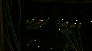 Bir veri merkezindeki bir sunucuda yanıp sönen renkli ışıklar ya da LED ışıkları ışık dalgası ağ bağlantısı