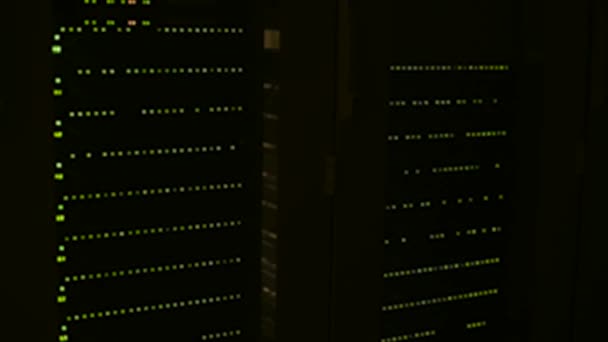 カラフルなライトやLedライトの点滅のぼやけたビューデータバックアップデータセンター内のItクラウドバックアップシステムからハードドライブ — ストック動画