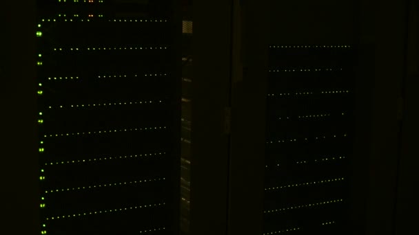 カラフルなライトやLedライトを点滅させるデータバックアップデータセンターのItクラウドバックアップシステムからハードドライブ — ストック動画