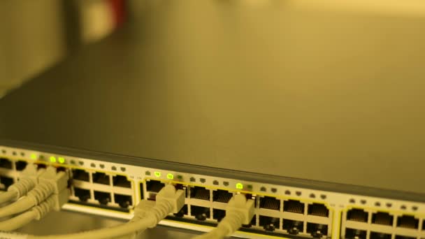 Bir Veri Merkezinde Rj45 Fiber Optik Kablo Bağlantıları Olan Bir — Stok video