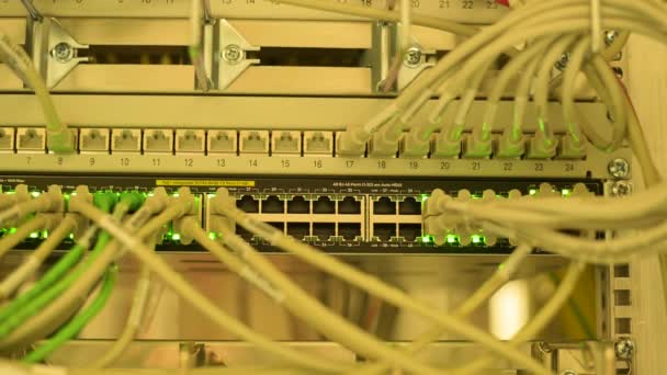 用Rj45和数据中心光纤电缆连接器在服务器机架上闪烁Led灯 — 图库视频影像