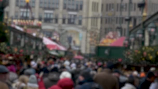 Размытая Несобранная Толпа Рождественском Базаре Ронкалли Перед Зданием Мэрии Гамбурга — стоковое видео