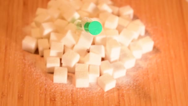 Einwegspritze Auf Einem Haufen Zuckerwürfel Thema Diabetes Das Sich Dreht — Stockvideo