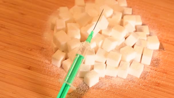 Einwegspritze Auf Einem Haufen Zuckerwürfel Thema Diabetes Das Sich Dreht — Stockvideo