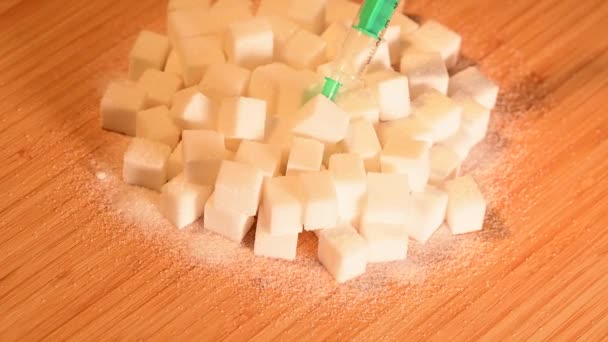 Jednorazowa Strzykawka Stosie Kostek Cukru Cukrzyca Tematyczna Obracająca Się — Wideo stockowe