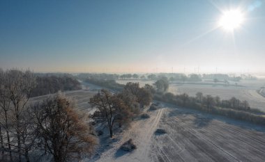İnsansız hava aracı manzarası, kar manzarası ya da Almanya 'daki bir tarım arazisinin kış manzarası