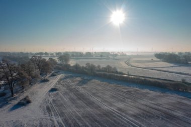 İnsansız hava aracı manzarası, kar manzarası ya da Almanya 'daki bir tarım arazisinin kış manzarası
