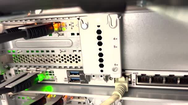 データセンター内のRj45および光ファイバーケーブルコネクタを備えたサーバーラック内のLedライトを点滅させる — ストック動画
