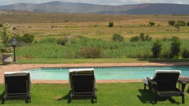 Oudtshoorn Güney Afrika yakınlarında yarı çöl manzarası ve dağlar