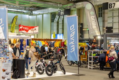 Hamburg 'daki sergi merkezinde çeşitli mobil ev sağlayıcıları ile gezici ev fuarı 