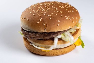 Beyaz zemin üzerinde büyük çift hamburger kırpma için hazır