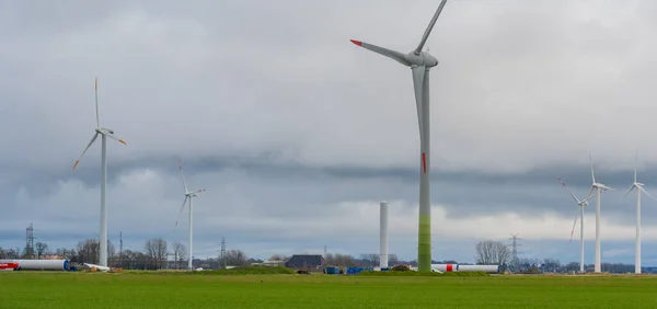 Ветроэнергетическая Компания Vestas Красным Краном Время Строительства Береговой Ветряной Электростанции — стоковое фото