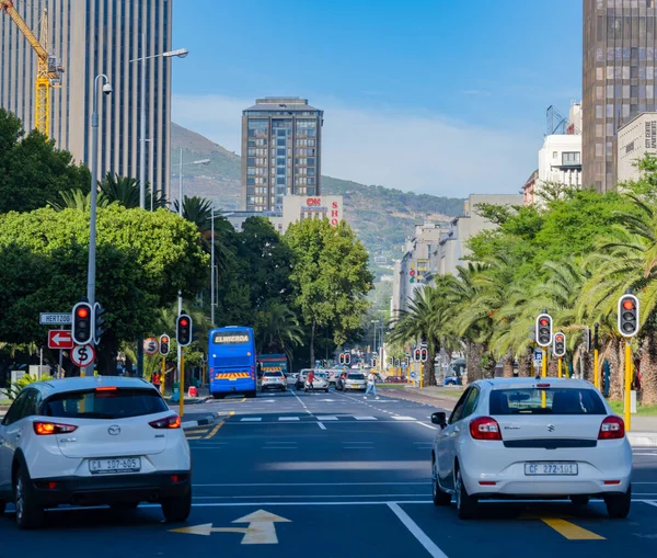 ケープタウン南アフリカ共和国に道路と車の交通 — ストック写真