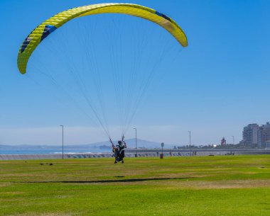 Cape Town, Güney Afrika, 12 Şubat 2023: Table Mountain 'dan Cape Town Cape Town' a Paragliding Flight