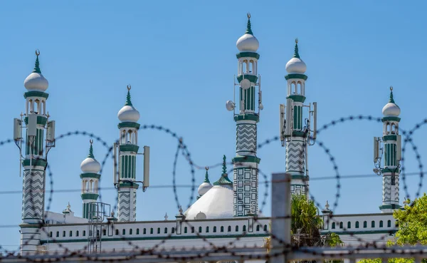 2023年2月10日 南非阿森开普敦 在南非开普敦附近的阿森的Habibia Soofie Masjid清真寺的前景一片模糊的铁丝网 — 图库照片