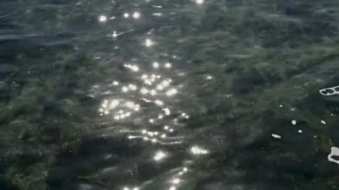 Dalgalar içeri girerken güneş ışınları Atlantik Okyanusuna yansıyor. 