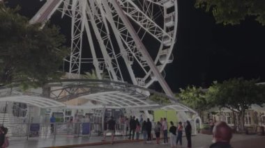 Cape Town, Güney Afrika, 20 Ocak 2023: Cape Wheel Ferris Wheel, Cape Town Güney Afrika 'daki Table Mountain' ın önünde.