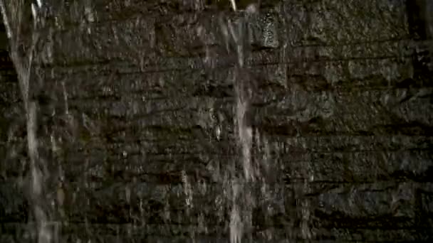 壁の滝と背景として黒スレートの壁 — ストック動画