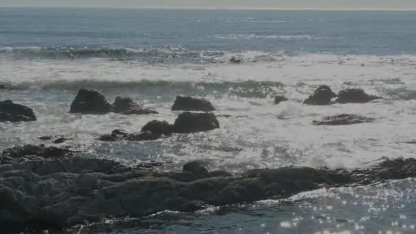 Потоки Хвилі Виходять Південного Узбережжя Атлантичного Океану Біля Кейптауна Пар — стокове відео