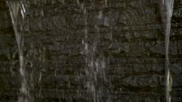 壁の滝と背景として黒スレートの壁 — ストック動画