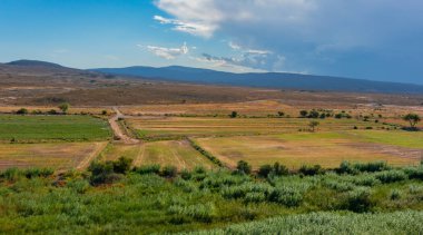 Oudtshoorn Güney Afrika yakınlarında yarı çöl manzarası ve dağlar