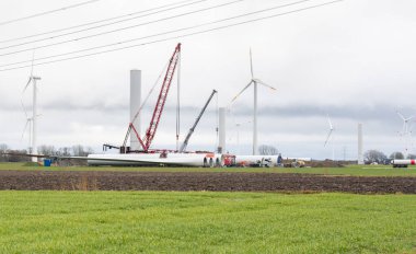 Rüzgar enerjisi şirketi Vestas 'ın kıyı rüzgâr çiftliği inşaatı sırasında kırmızı bir vinci vardı.