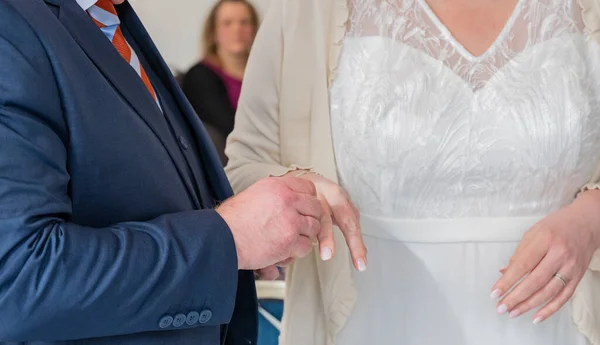 新娘和新郎在婚礼后把结婚戒指戴在手上 — 图库照片