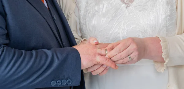 Наречений Наречений Одягають Обручки Палець Після Церемонії Одруження — стокове фото