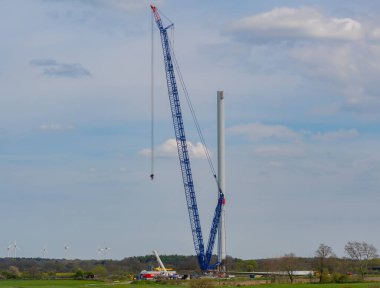 Hamburg, Almanya - 01 Mayıs 2023: Liebherr LR 1700-1.0 'lık emekleme vinci olan Vestas şirketinin rüzgar türbininin yükselişi