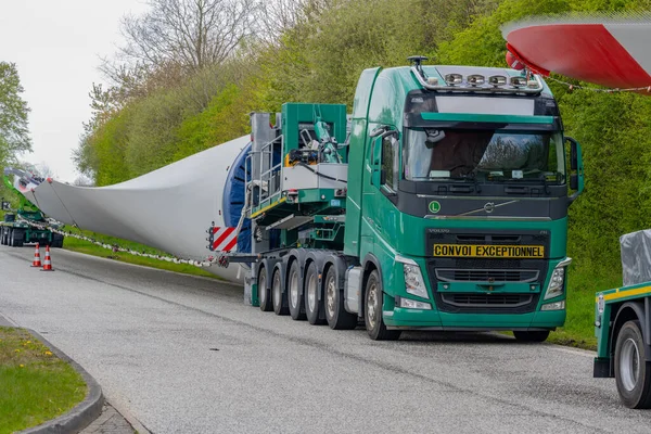 ドイツ ハンブルク 2023年5月1日 風力タービンのローターブレードの重量輸送 ハンブルク近郊の休憩時間 ストック画像