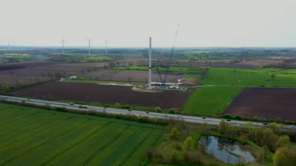 ハンブルク ドイツ 2023年5月1日 会社Liebherrの青いLiebherr 1700 0クローラクレーンとベスタ社の風力タービンの建設Liebherr — ストック動画