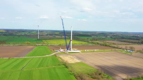 ハンブルク ドイツ 2023年5月1日 会社Liebherrの青いLiebherr 1700 0クローラクレーンとベスタ社の風力タービンの建設Liebherr — ストック動画