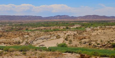 Oudtshoorn Güney Afrika yakınlarında yarı çöl manzarası ve dağlar