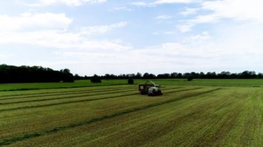 Hamburg - Almanya - 3 Haziran 2023: Claas Jaguar 960 çimen ve mısır helikopteri ve FENDT 930 Vario traktörü Veenhuis Super Silagewagon çimen hasat ediyor