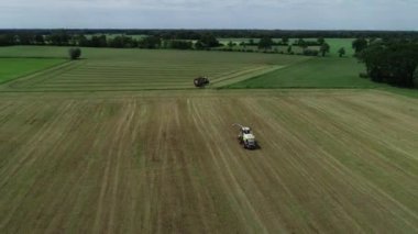 Hamburg - Almanya - 3 Haziran 2023: Claas Jaguar 960 çimen ve mısır helikopteri ve FENDT 930 Vario traktörü Veenhuis Super Silagewagon çimen hasat ediyor