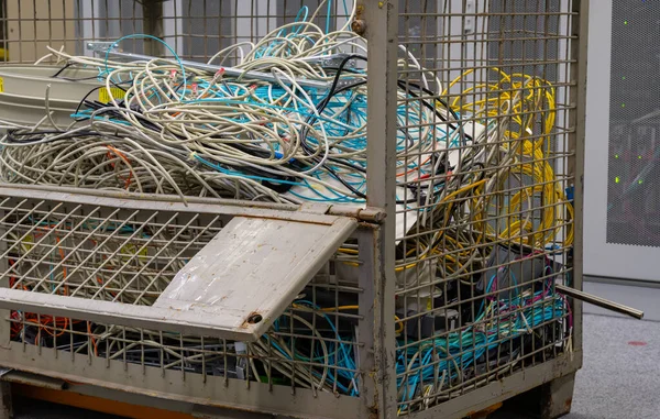 Veri Merkezinde Eski Kabloları Güç Kabloları Atılacak Kafes Kutusunda Saklanır — Stok fotoğraf