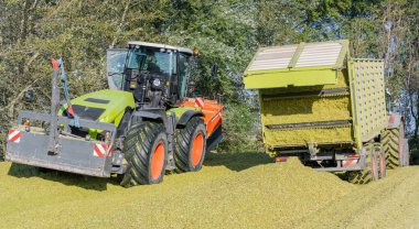 Hamburg, Almanya - 11 Ekim 2022: Mısır hasadı sırasında traktör CLAAS Xerion 5000 TRAC