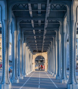 Köprü altgeçidi ve Paris 'teki Seine nehri üzerinde yürüyüş yolu.