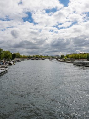Sen Nehri, Paris 'in içinden akan bir nehirdir.