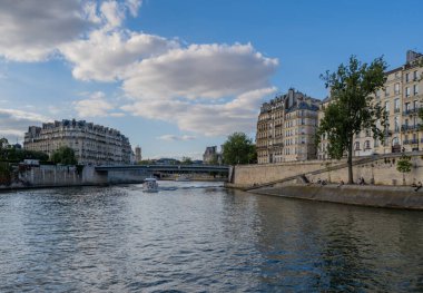 Sen Nehri, Paris 'in içinden akan bir nehirdir.