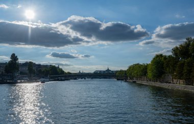 Sen Nehri, Paris 'in içinden akan bir nehirdir.